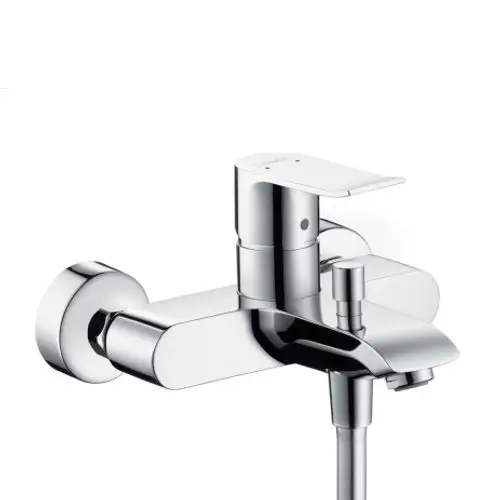 Ein Hansgrohe-Wannenmischer in Chrom-Optik. Er verfügt über einen integrierten Hebel zur Temperatur- und Wassermengenregulierung und ist für die Wandmontage konzipiert.